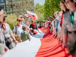 Łódź. Dzień Flagi w Łodzi. Biało-czerwony korowód przeszedł Piotrkowską