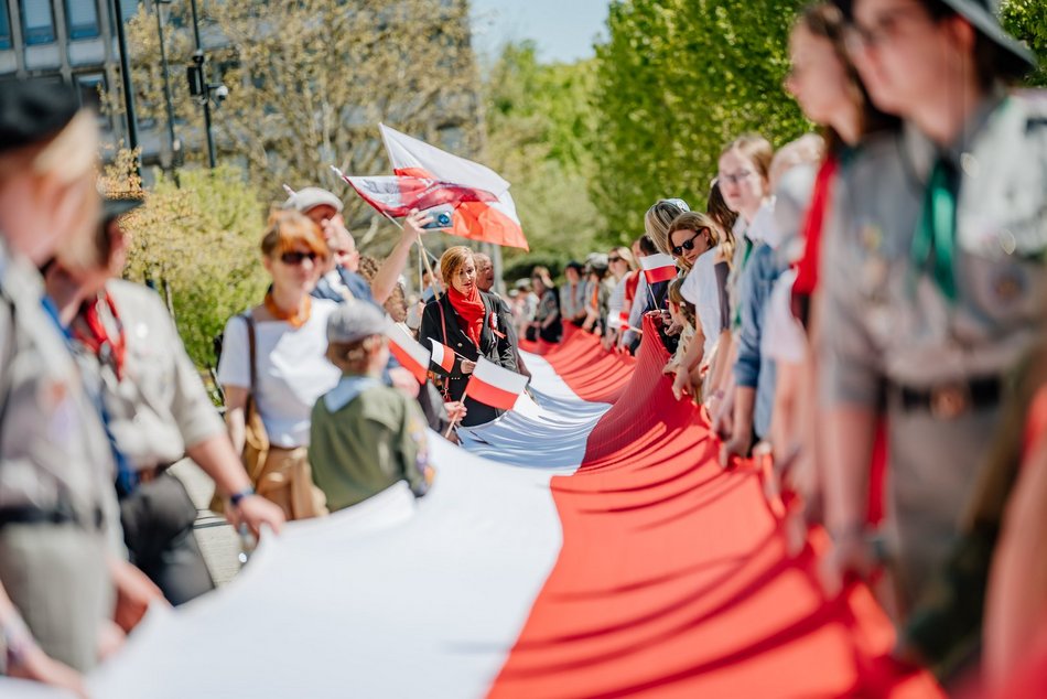 Łódź. Dzień Flagi w Łodzi. Biało-czerwony korowód przeszedł Piotrkowską