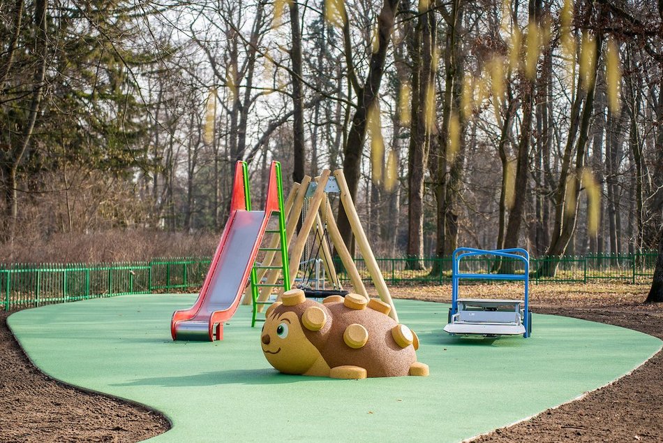 Łódź. Plac zabaw w Parku Julianowskim w Łodzi
