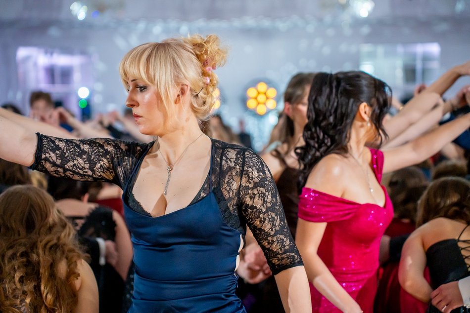 Łódź. Studniówka IV LO w Łodzi. Kreacje, które zapierały dech i radość na twarzach młodzieży