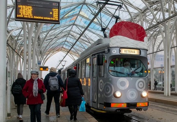 Mikołajkowy tramwaj MPK Łódź. Czerwone czapki, słodkie upominki i świąteczne przeboje 
