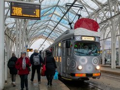 Mikołajkowy tramwaj MPK Łódź. Czerwone czapki, słodkie upominki i świąteczne przeboje 