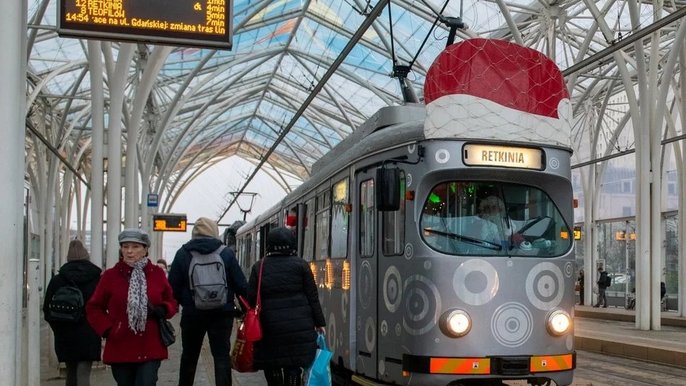 Mikołajkowy tramwaj MPK Łódź. Czerwone czapki, słodkie upominki i świąteczne przeboje 