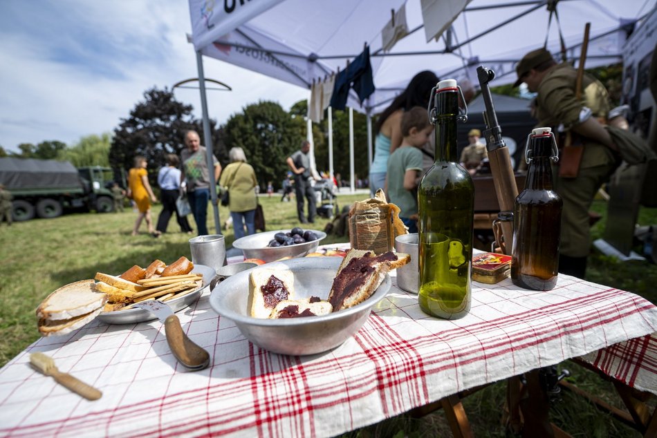 Piknik militarny w parku Helenów