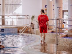 Jak wygląda topiący się człowiek? Ratownicy Aquaparku Fala mówią o zagrożeniach nad wodą