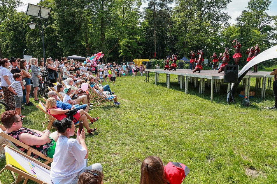 Łódź. Dzień Dziecka w parku na Młynku w Łodzi. Dmuchańce, alpaki i skutery wodne
