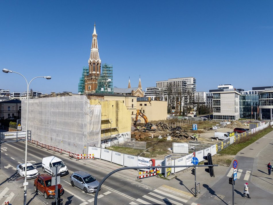 Łódź. Wyburzanie zrujnowanej kamienicy przy Sienkiewicza