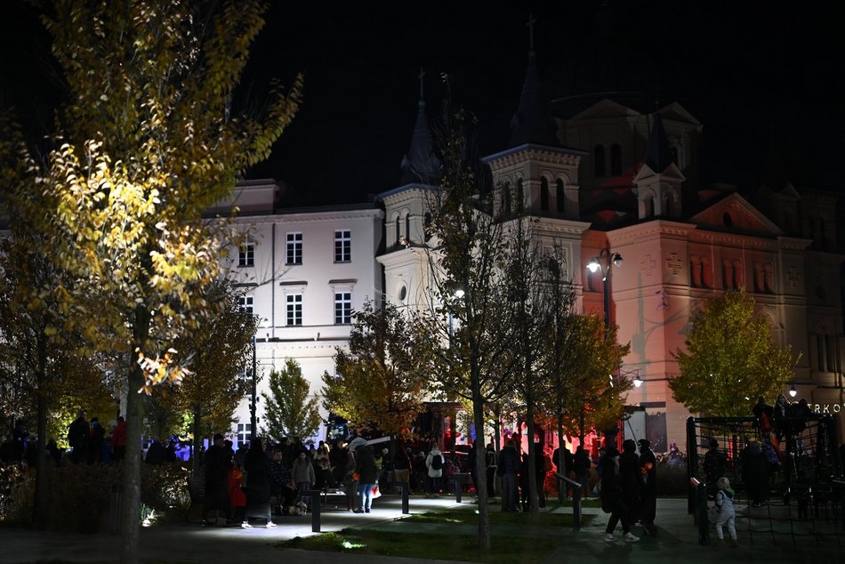 Łódź. Halloweenowa parada przeszła Piotrkowską w Łodzi. Tłumy duchów, czarownic i zombie!