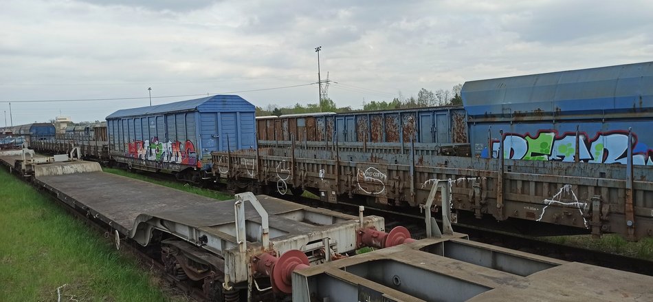 Cmentarz lokomotyw w Łodzi. Klimatyczne miejsce na Olechowie [ZDJĘCIA]