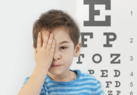 Łódź. Dziecko podczas badania wzroku
