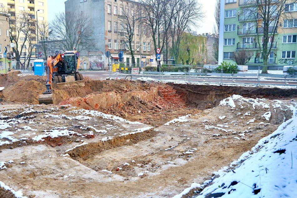 Łódź. Nowe mieszkania miejskie na Bałutach w Łodzi Młynarska 20 koparki i budowa