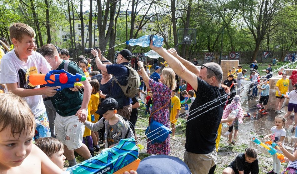 Bitwa wodna na Manhattanie w Łodzi. Śmigus-dyngus pełną parą!