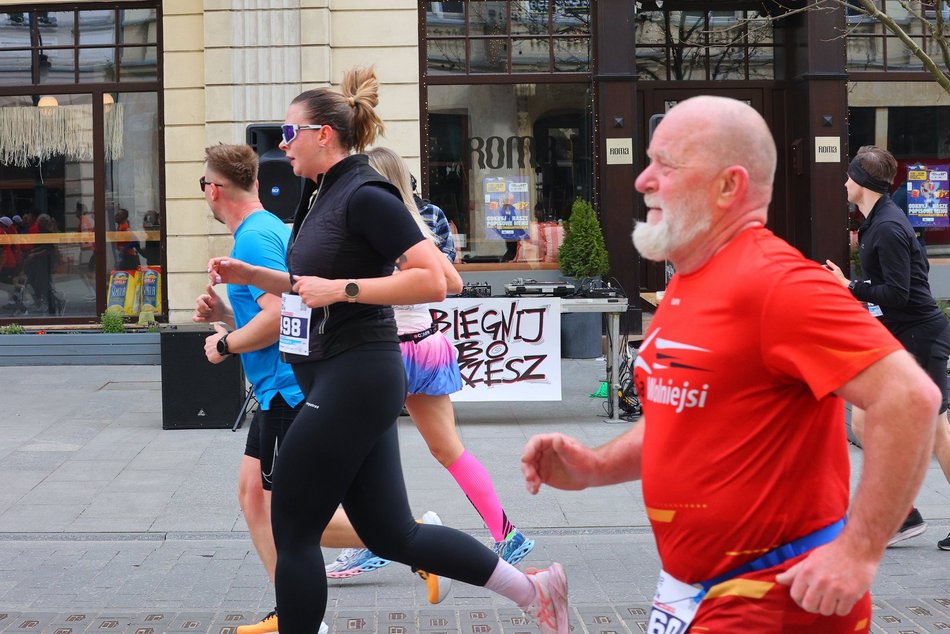 Łódź. DOZ Maraton Łódź 2026. Brałeś udział w biegu na 10 km? Znajdź się na zdjęciach!