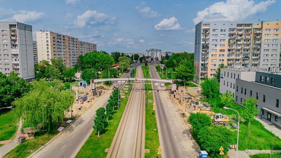 Łódź. Budowa kładek na Wyszyńskiego. Nad ulicą widać już całe konstrukcje