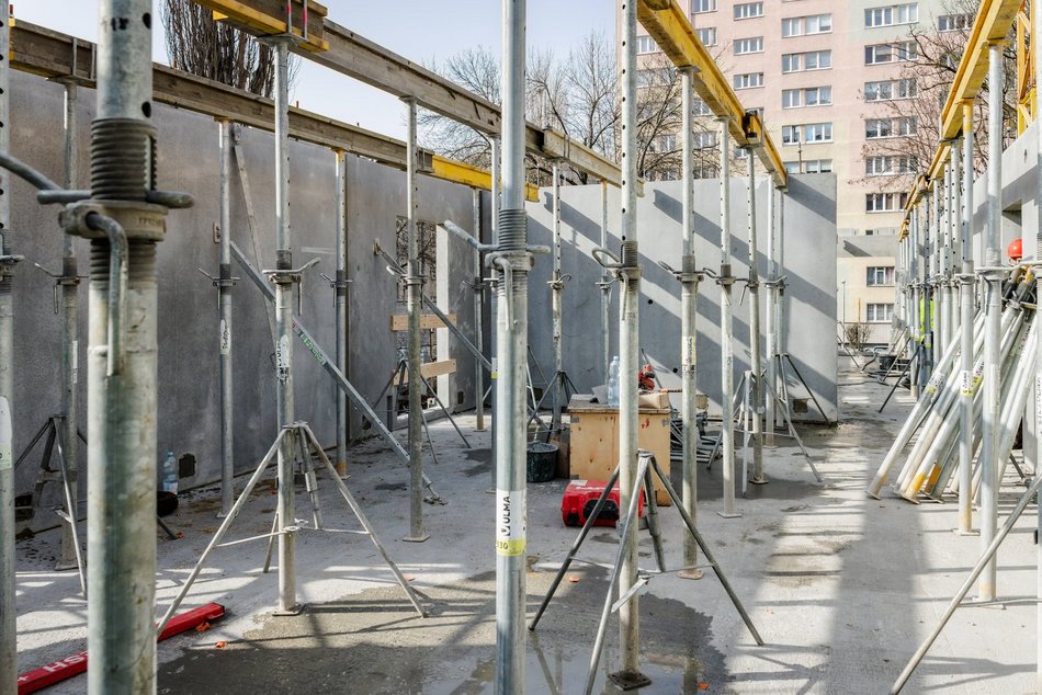 Łódź. Mieszkania miejskie na Bałutach rosną w oczach! Wielkie moduły na placu budowy