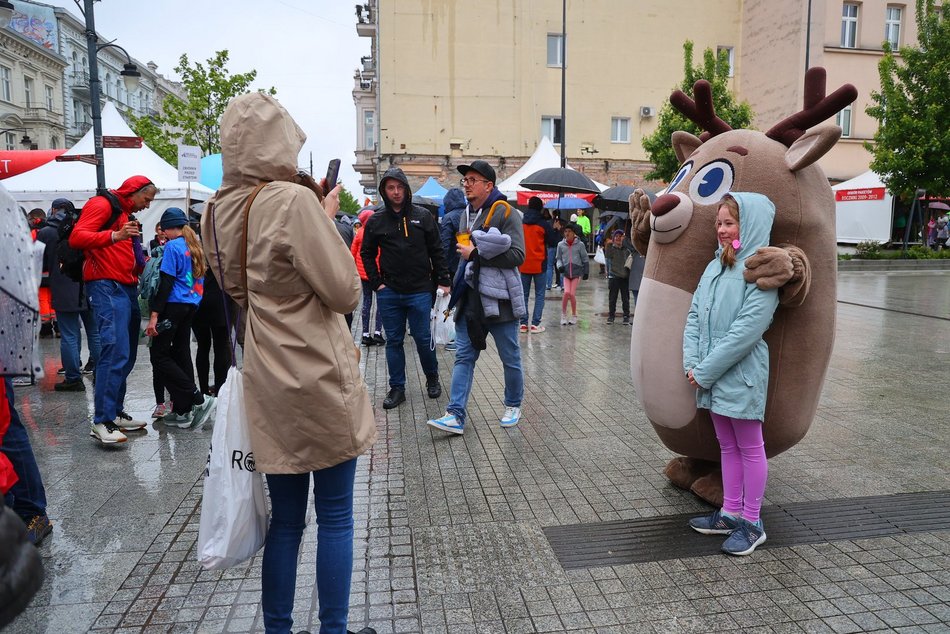 Mini Bieg Ulicą Piotrkowską w Łodzi w deszczu. To nie zepsuło jednak imprezy
