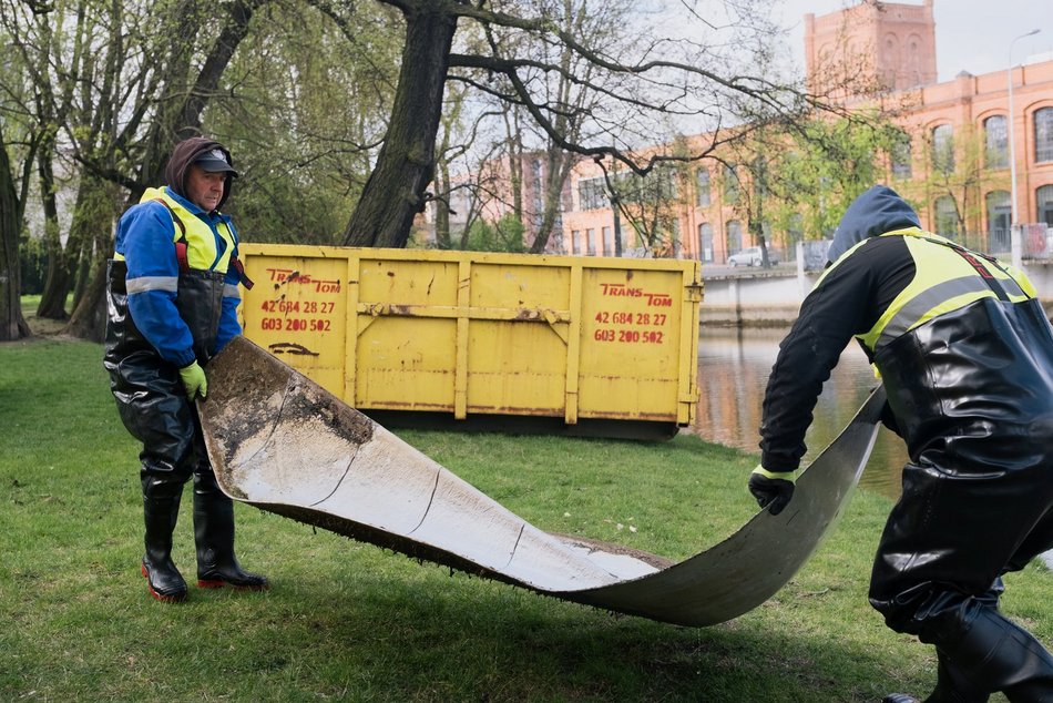 Łódź. Demontują fontannę w Parku Reymonta