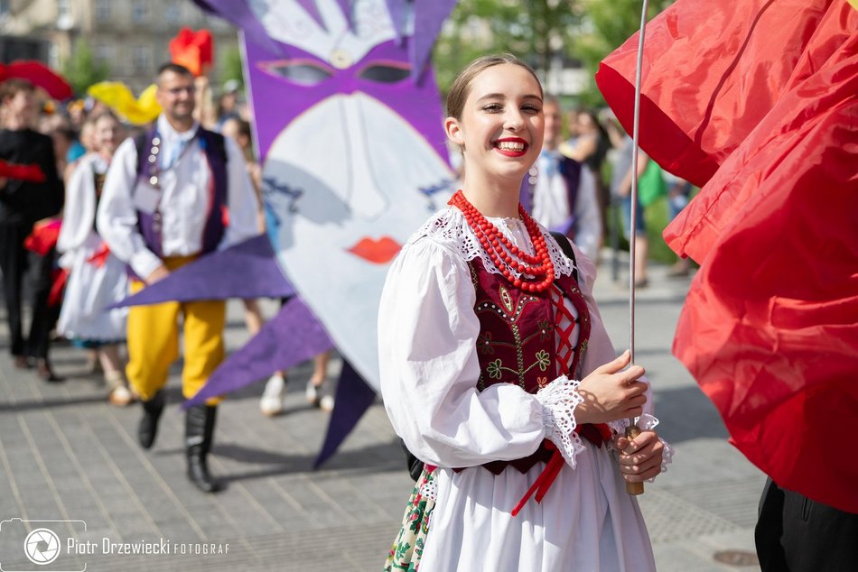 Feria barw przy Piotrkowskiej. Kolorowy pochód rozpoczął 15. edycję Folkowych Inspiracji