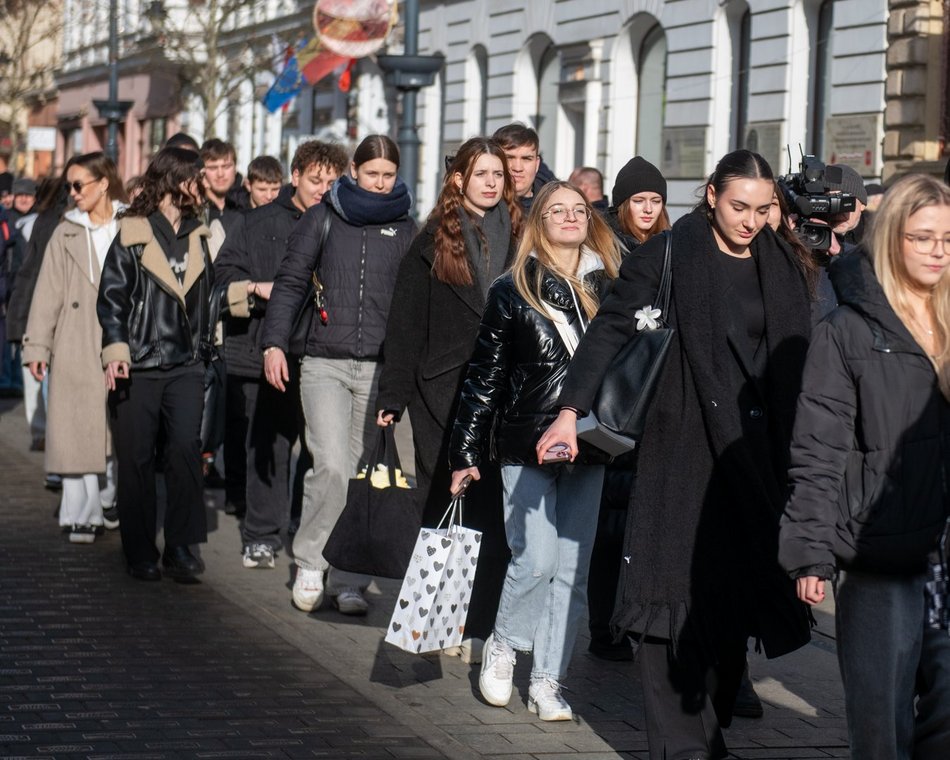 Łódź. Polonez dla Łodzi. Tłumy maturzystów zatańczyły na Piotrkowskiej. Razem z nimi łodzianie!