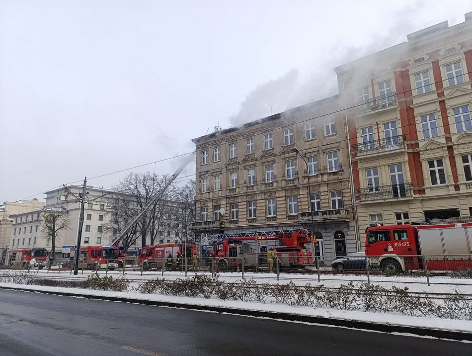 Łódź. Pożar kamienicy przy Kościuszki 22 w Łodzi. Trwa akcja straży pożarnej