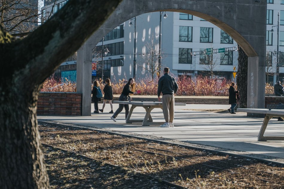 Łódź. Łódź nie tęskni za zimą! Tłumy Łodzian spacerowały po Piotrkowskiej i Parku Staromiejskim