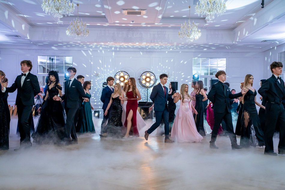 Łódź. Studniówka IV LO w Łodzi. Kreacje, które zapierały dech i radość na twarzach młodzieży