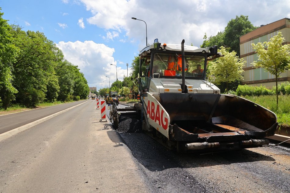 Remont Lutomierskiej. Drogowcy wzięli się już za układanie asfaltu