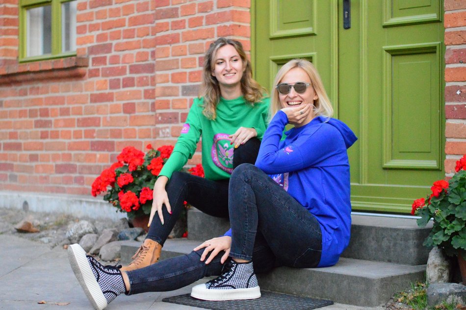 kobieta w kolorowym ubraniu