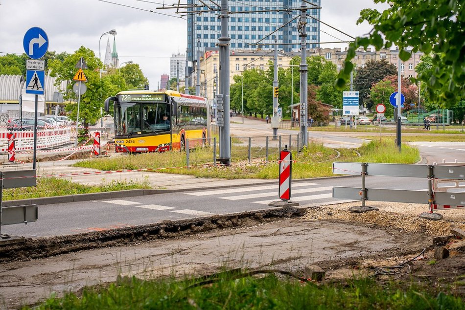 Łódź. Remont Pabianickiej nie zwalnia tempa. Nowe krawężniki, chodnik i nawierzchnia