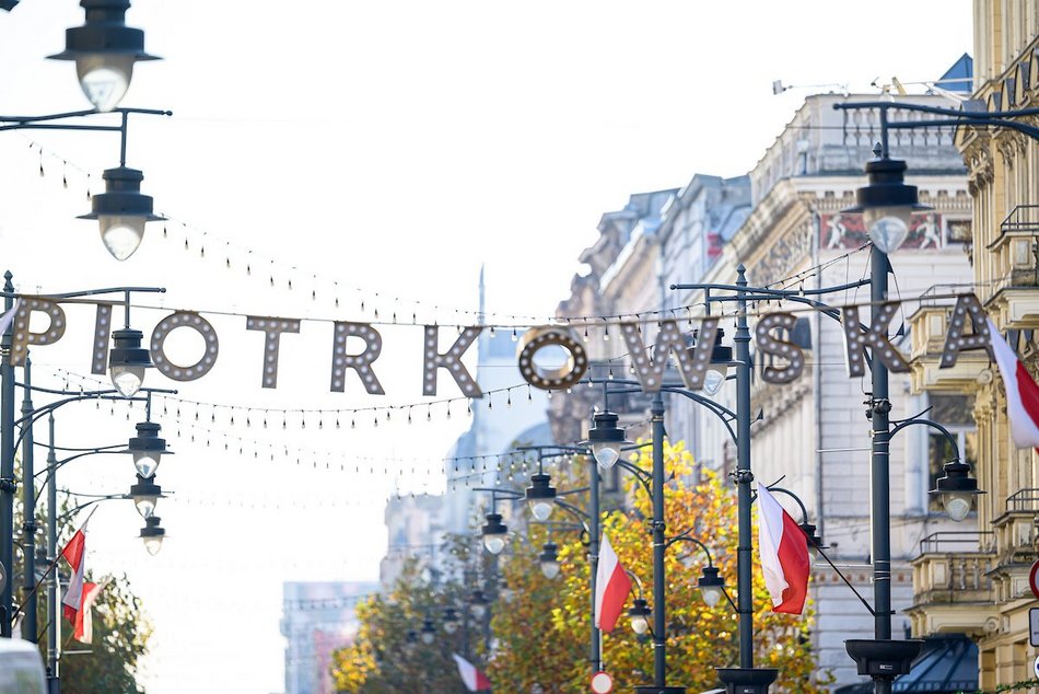 Łódź. Biało-czerwono na Piotrkowskiej. Flagi z okazji Święta Niepodległości