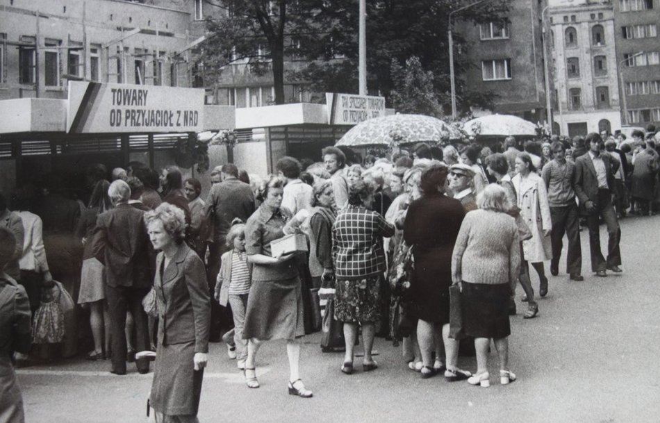 Łódzkie pochody pierwszomajowe. Specjalne platformy, flagi, hasła i dobrowolny przymus