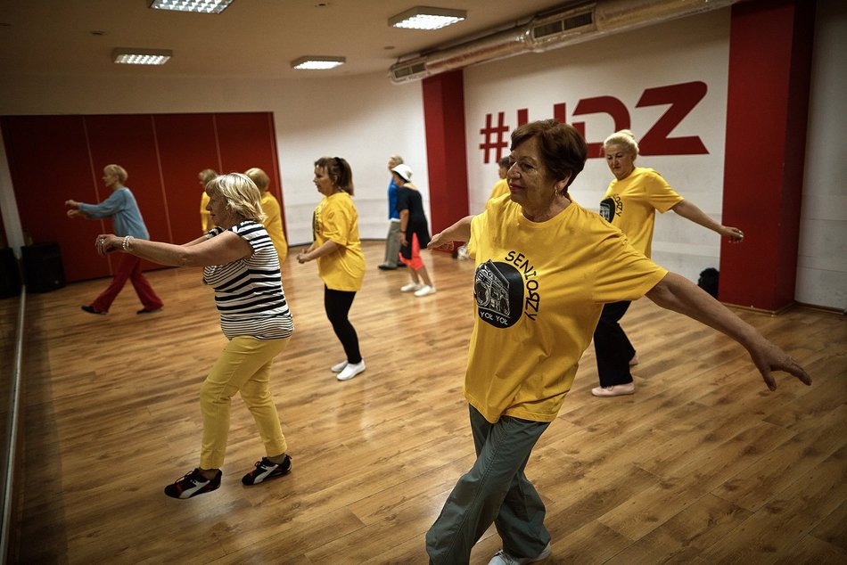 tańczący seniorzy