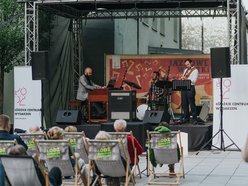 Jazzowe wtorki w Łodzi. Zespół Tomasz Lepczak Trio zgromadził tłumy w Pasażu Róży