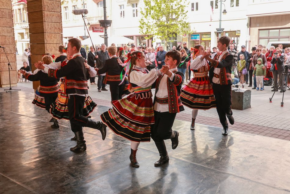 Łódź. Łodzianie uczcili je tańcem przy pomniku pisarza