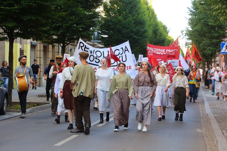 Marsz robotników podczas festiwalu REwolucja w Łodzi. Inscenizacja aktorów Teatru Chorea