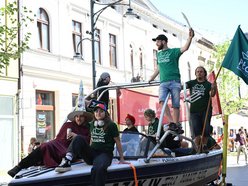 Łódź. Juwenalia 2026 w Łodzi czas start! Kolorowa parada studentów przeszła Piotrkowską