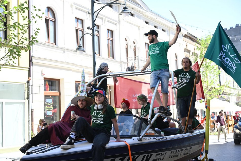 Łódź. Juwenalia 2026 w Łodzi czas start! Kolorowa parada studentów przeszła Piotrkowską