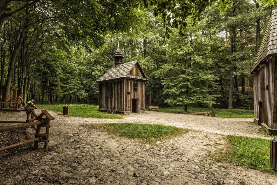 Łódź. Tajemnicza historia Lasu Łagiewnickiego w Łodzi. Kapliczki, uzdrawiające źródełko i pałac Heinzlów