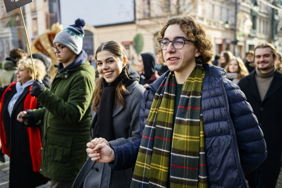 Łódź. Polonez dla Łodzi. Tłumy maturzystów zatańczyły na Piotrkowskiej. Razem z nimi łodzianie!