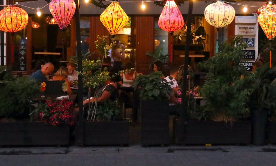 Tłumy na ulicy Piotrkowskiej w Łodzi