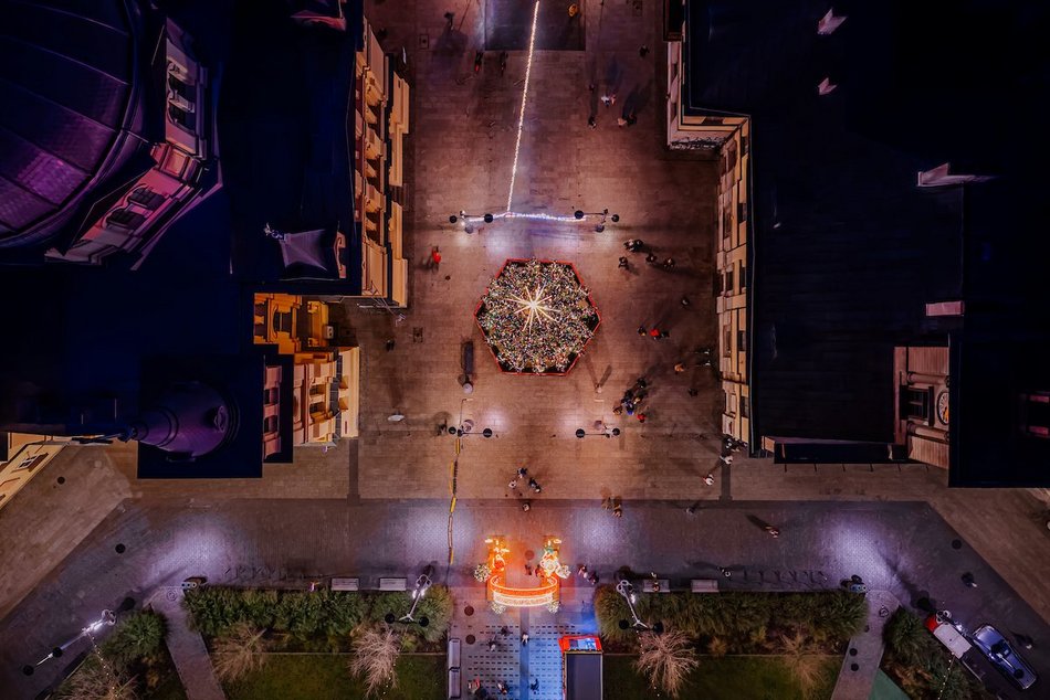 Łódź. Jarmark Bożonarodzeniowy w Łodzi nocą