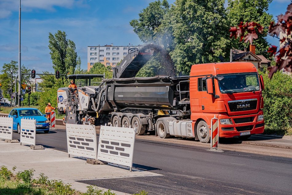 Łódź. Na Julianowskiej drogowcy wymieniają nawierzchnię