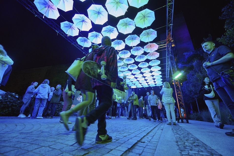 festiwal światła kolorowe parasolki