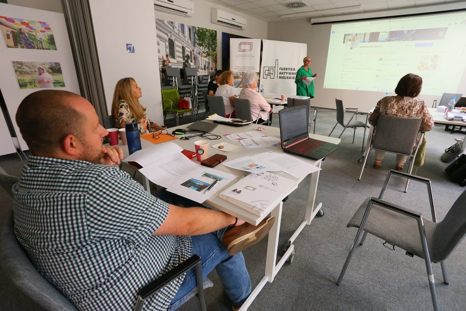 Fabryka Aktywności Miejskiej w Łodzi. Szkolenie z fake newsów dla seniorów