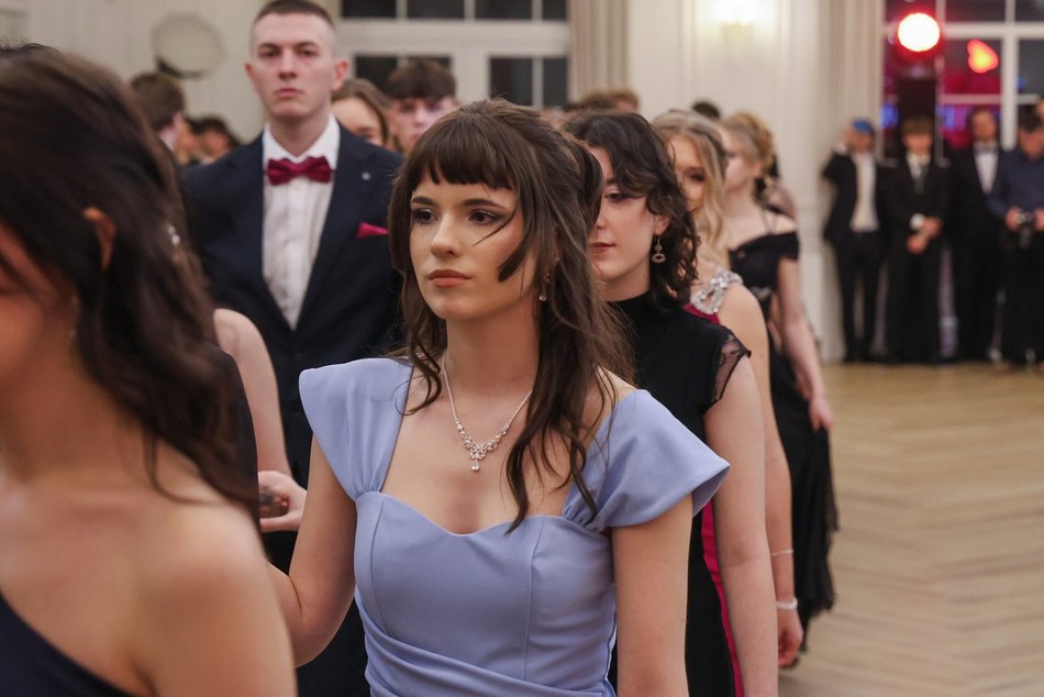 Łódź. Studniówka II LO w Łodzi. Wspaniali maturzyści świętowali w Pałacu Skotniki