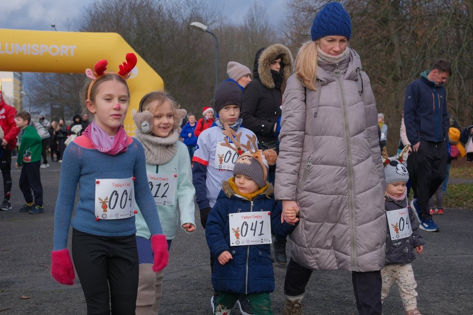 Łódź. Świąteczny bieg w parku Baden-Powella w Łodzi. Wspaniała atmosfera z nutą rywalizacji