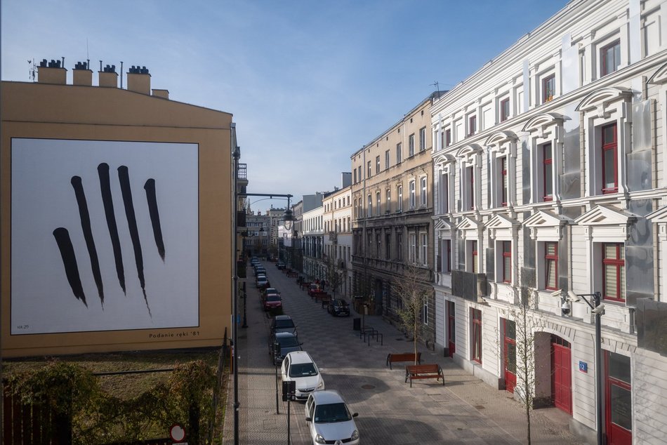 Nowy mural na kamienicy przy Włókienniczej w Łodzi. To dzieło Józefa Robakowskiego