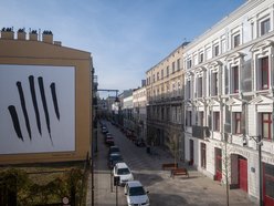 Nowy mural na kamienicy przy Włókienniczej w Łodzi. To dzieło Józefa Robakowskiego