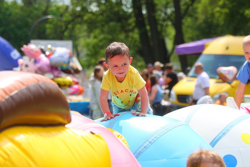 Łódź. Piknik na Młynku w Łodzi. Dmuchańce, alpaki, gigantyczne kręgle i rowery wodne