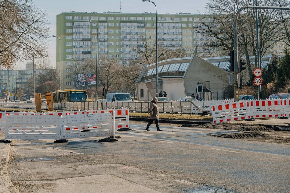 Remont Broniewskiego w Łodzi ruszył pełną parą. Drogowcy pracują nad nowym torowiskiem